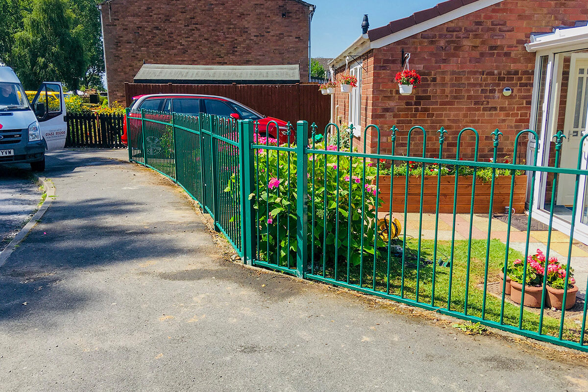 Bow & Fleur de Lys Railings Green 2